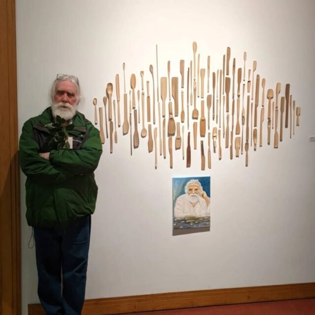 Algumas fotos da vernissage e dos desdobramentos (fomos notícia no jornal e também na rádio). 

Ao todo foram 90 colheres arrumadas por Carol e que vão ficar por mais algumas semanas. 

Nas fotos tem também Cidália com seus quadros. Pra quem não conhece a minha história com ela, basta me falar que eu mando a crônica. 

Por essas e outras eu acho as minhas colheres mágicas!